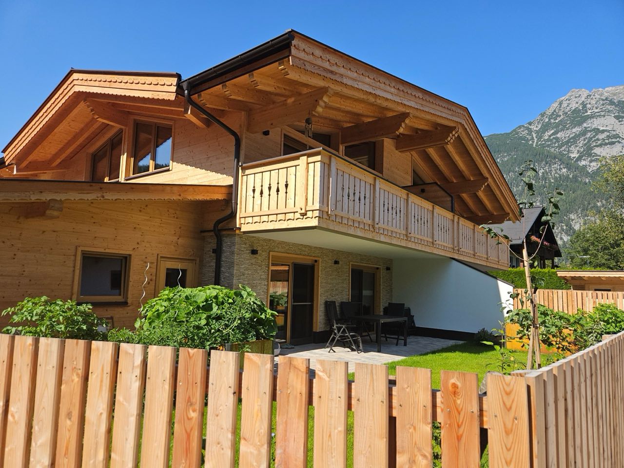Chalet in Leutasch im Sommer mit Holzbalkon und Garten