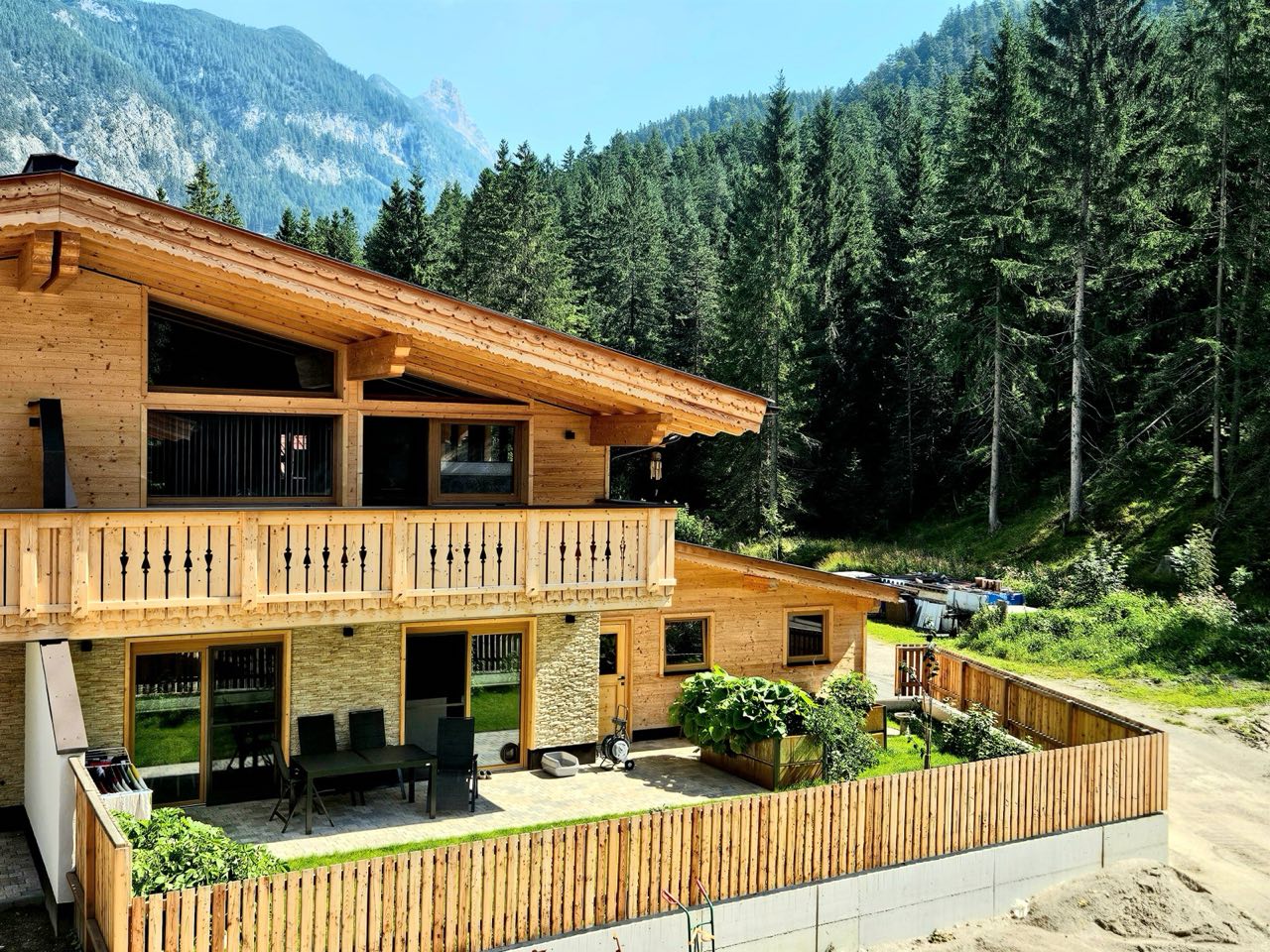 JOWI-Chalet in Leutasch im Sommer mit Garten, Holzbalkon und Terrasse am Waldrand