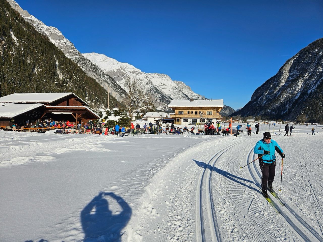 Langläuferin auf der Loipe im Leutaschtal bei Sonnenschein