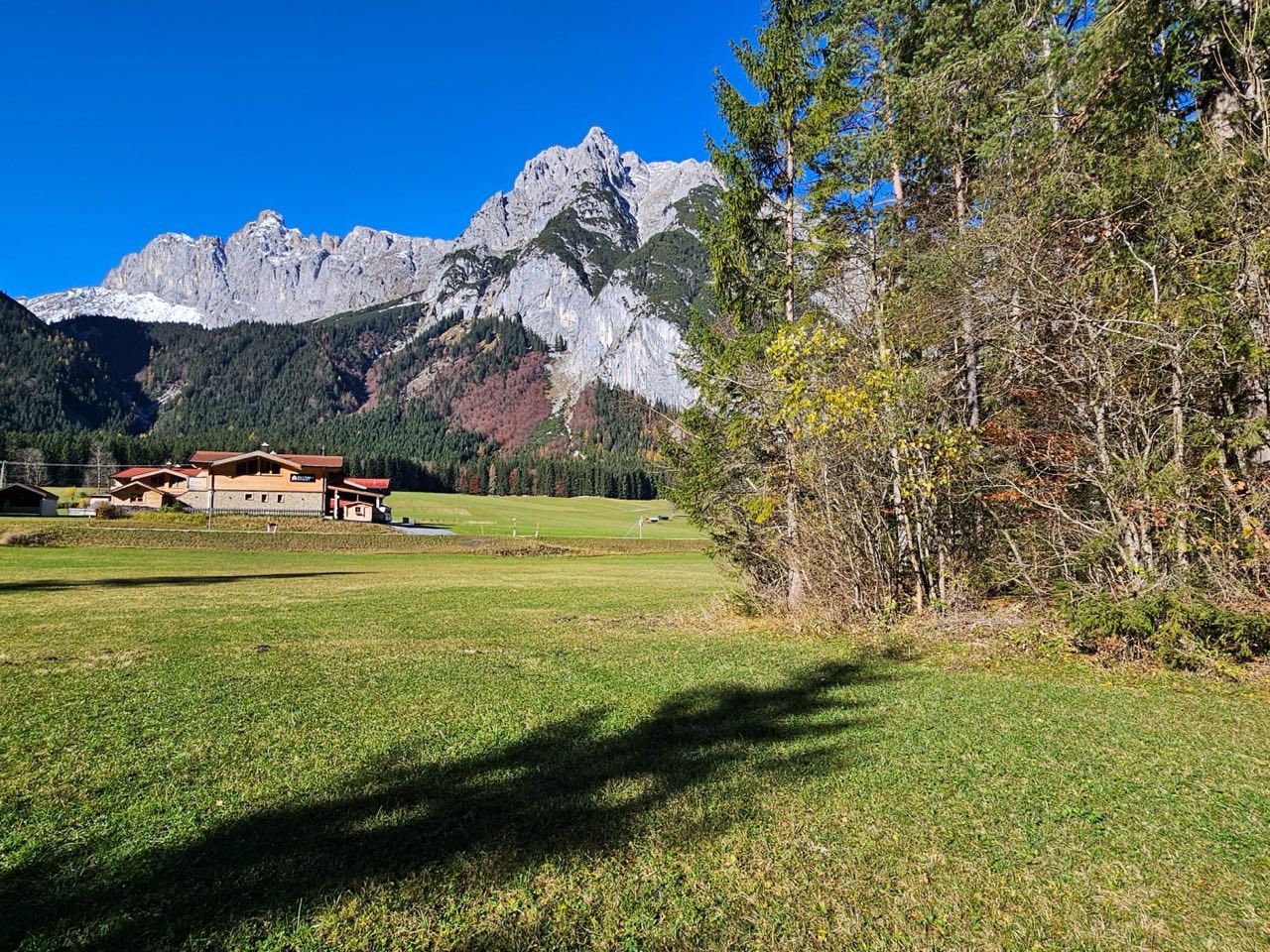 Leutaschtal im Herbst mit Wettersteingebirge und Wiesen