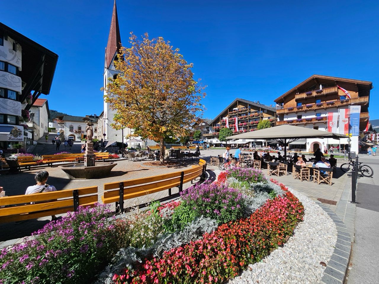 Ortszentrum von Seefeld in Tirol mit Kirche und Blumen