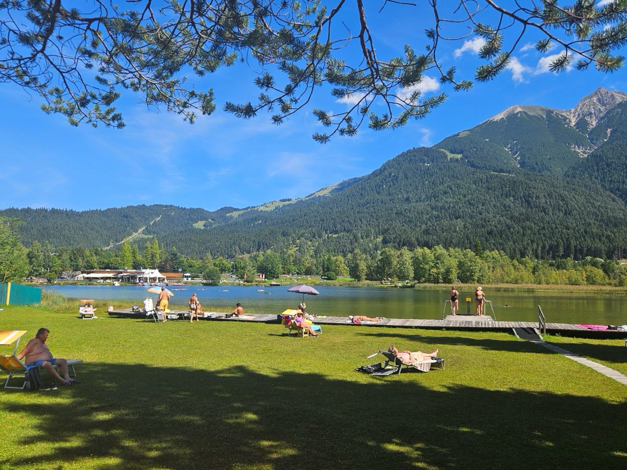 Badewiese am Wildsee in Seefeld im Sommer